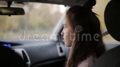 我女儿和她妈妈在一起。 母女一个十几岁的少年一起在车里骑车聊天..
